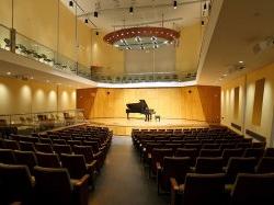 莱肖维茨音乐厅约翰·卡利音乐学院灯光舞台上的钢琴.